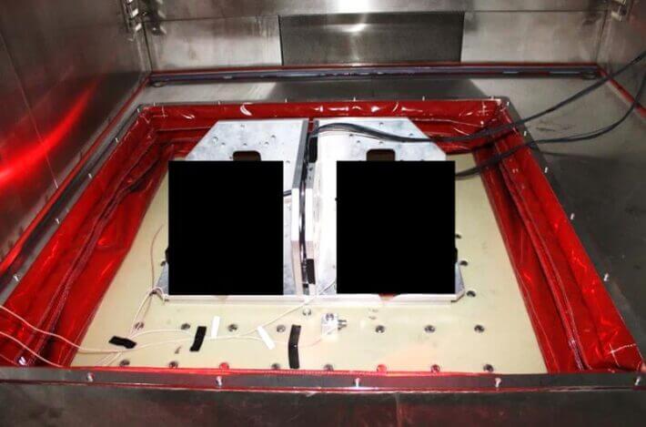 Testing of vehicle lamps on a vibration test rig in a climate chamber