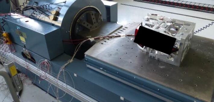 Vehicle lamp testing on a vibrating test bench