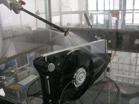 Surfacing the test object with a spray tube, oscillating - IPX3 IPX4 test